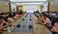 Lớp Cao cấp lý luận chính trị K47A17 Học viện Chính trị Quốc gia Hồ Chí Minh trao 15 phần quà cho công nhân có hoàn cảnh khó khăn Than Hà Tu