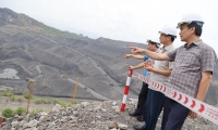 Chủ tịch Công đoàn TKV kiểm tra kết quả thực hiện Tháng thi đua ATVSLĐ và trao quà công nhân, ATVSV xuất sắc tại Than Hà Tu