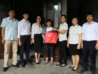 Đ/c Từ Thị Huê- TBNữ công Công ty,  trao quà cho chị Phạm Thị Thông- CN- CT Than II  có hoàn cảnh khó khăn nhân“ Tháng Công nhân” năm 2018