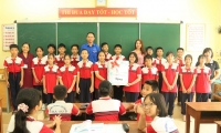 Đoàn Thanh niên Công ty CP Than Hà Tu trao quà cho trẻ em trên địa bàn Công ty đứng chân nhân dịp Tết trung thu năm 2020
