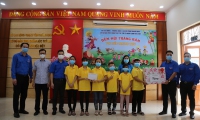 Đ/c Phạm Hồng Thái- Phó BT tỉnh đoàn Quảng Ninh trao quà cho Trung tâm bảo trợ Tỉnh Quảng Ninh