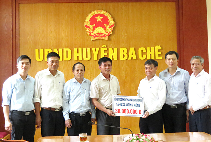 Công ty CP than Hà Tu trao 30 triệu đồng hỗ trợ xã Lương Mông xây dựng nông thôn mới