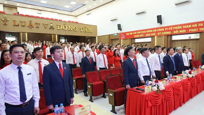 Đại biểu Đại hội thực hiện nghi Lễ chào cờ