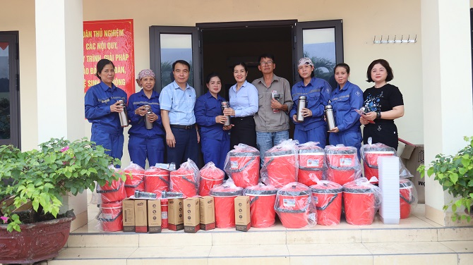 Công ty CP Than Hà Tu trang bị bình đựng đá, bình giữ nhiệt cho người lao động