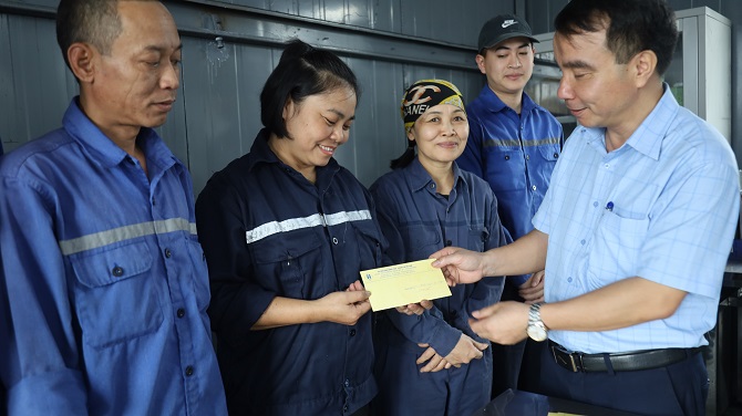 Trao thưởng động viên kịp thời người lao động sau chiến dịch thi đua 120 ngày đêm tháng 4 năm 2025