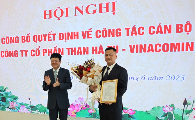 dong chi ngo the phiet chu tich hdqt cong ty trao quyet dinh bo nhiem dong chi phan ngu hoanh giu chuc pho giam doc cong ty