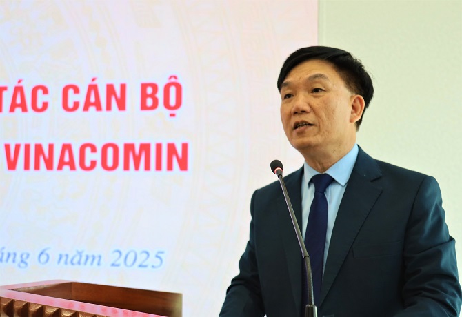 dong chi tran quoc tuan bi thu dang uy giam doc cong ty tang hoa chuc mung va giao nhiem vu cho tan pho giam doc