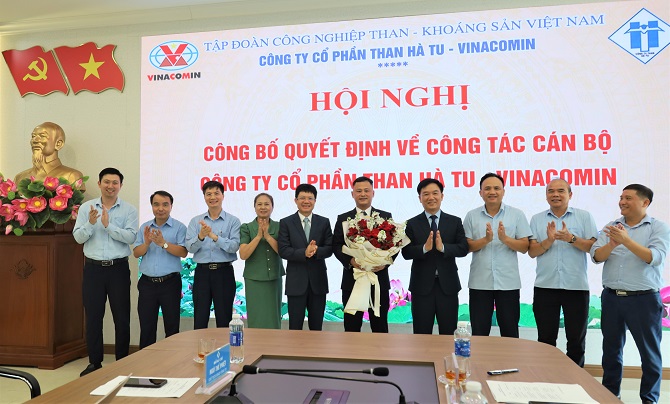 lanh dao cong ty tang hoa chuc mung va chup anh luu niem cung dc phan ngu hoanh