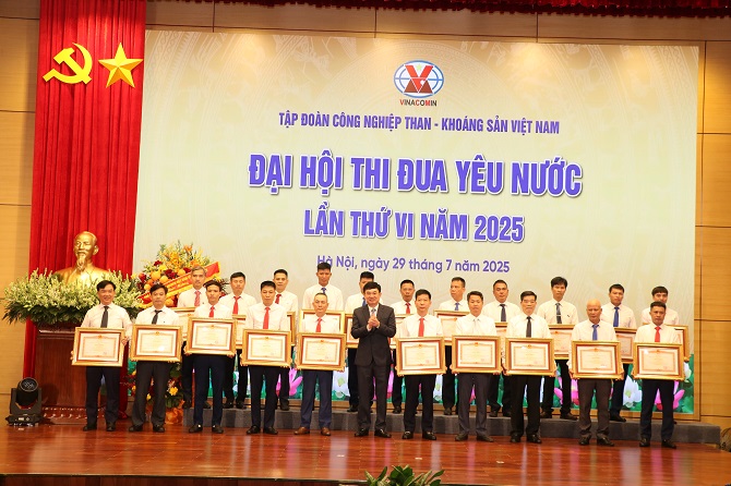 d c tran quoc tuanbt dang uygiam doc cong ty don nhan bang khen cua thu tuong chinh phu