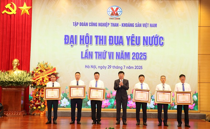 dc ngo hoang ngan bi thu dang uy chu tich hdtv tap doan trao bang khen cua thu tuong chinh phu cho 6 tap the