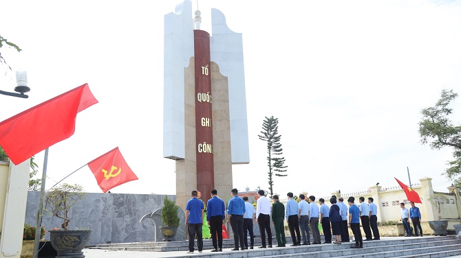 Đoàn đại biểu Công ty CP than Hà Tu đã tổ chức lễ dâng hương tại Nghĩa trang Liệt Sỹ Hà Tu