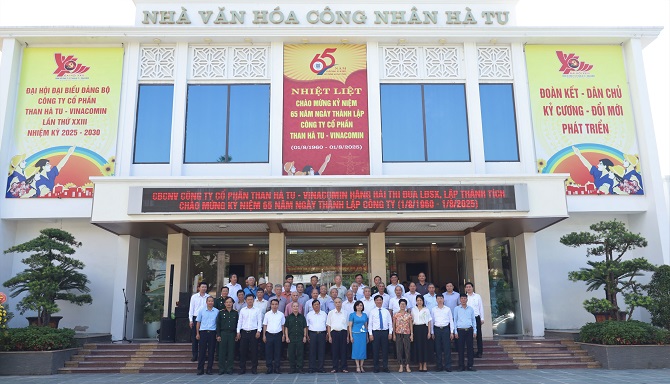 tap the can bo lanh dao va cbcnv cong ty cp than ha tu vinacomin chup anh luu niem truoc nha van hoa cong nhan ha tu
