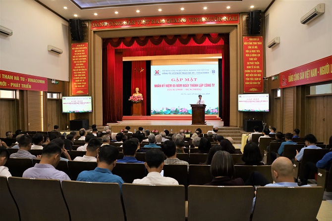 Toàn cảnh hội trường buổi gặp mặt nhân kỷ niệm 65 năm Ngày thành lập Công ty CP Than Hà Tu - Vinacomin