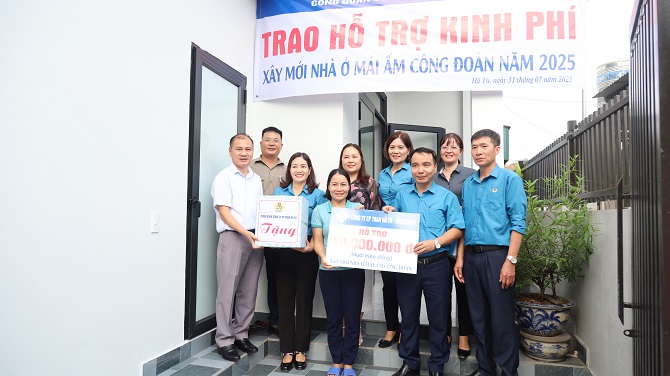 cong doan cong ty than ha tu trao ho tro kinh phi cho gia dinh chi hoa