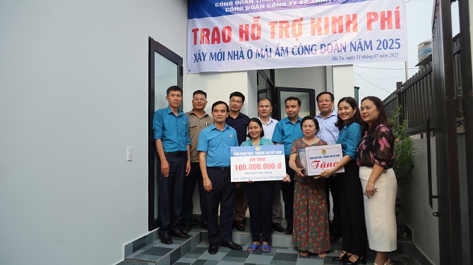 Công đoàn TKV trao hỗ trợ xây nha  Mái ấm Công đoàn cho gia đình chị Nguyễn Thị Hoa