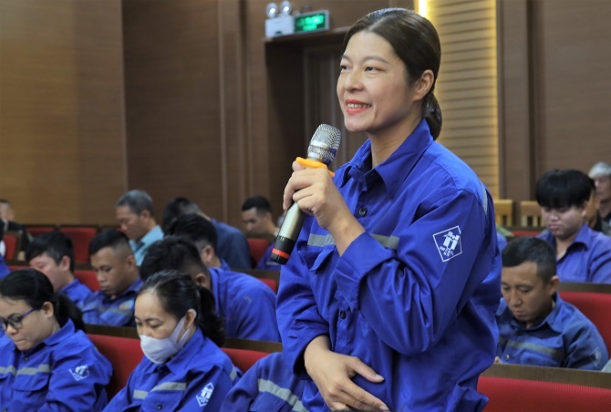 cac hoc vien cung trao doi hoc hoi