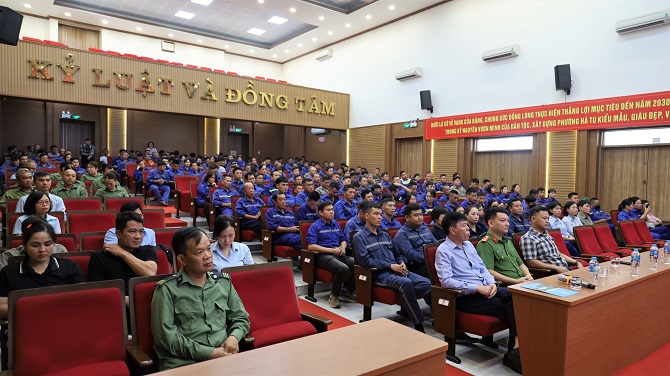 hon 200 cbcn duoc can bo phong canh sat pccccnch cong an tinh quang ninh tuyen truyen pho bien cac noi dung pccc
