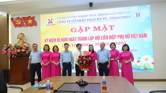 3ban lanh dao cong ty tang hoa chuc mung