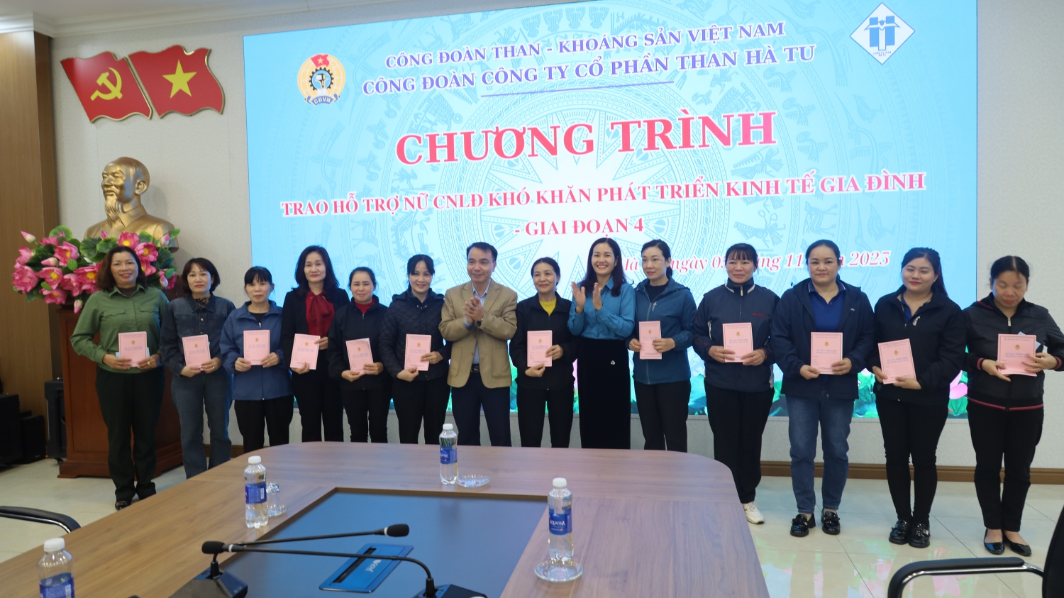 12 nu cnld co hoan canh kho khan duoc nhan ho tro 1