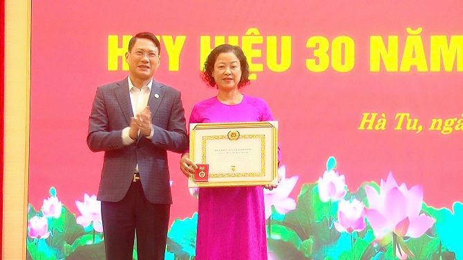 d c hoang trong hiep uvbtvchu nhiem bkt dang uy than quang ninh trao huy hieu 30 nam tuoi dang cho dang vien