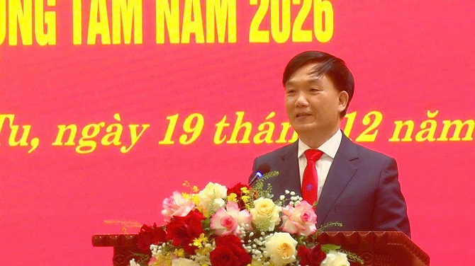 d c tran quoc tuan bt dang uy gd cong ty phat bieu tai hoi nghi