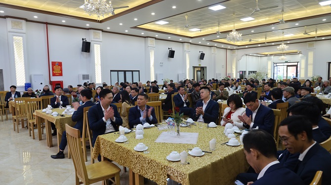 cac dong chi nguyen lanh dao can bo huu tri tham du buoi gap mat trong khong khi than tinh am ap tham tinh dong chi dong nghiep