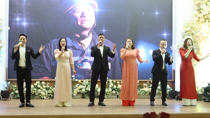 chuong trinh van nghe cong ty bieu dien cac tiet muc ca ngoi dang que huong dat nuoc va truyen thong nguoi tho mo