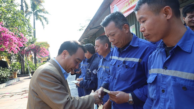 Lãnh đạo Công ty  trao thưởng các tổ xe hoàn thành xuất sắc phong trào thi đua "90 ngày đêm" năm 2025