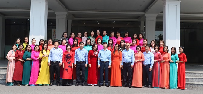 Ban lãnh đạo công ty chụp anh lưu niệm cùng Nữ CBNV khối văn phòng trong ngày hội "Áo dài Việt Nam"