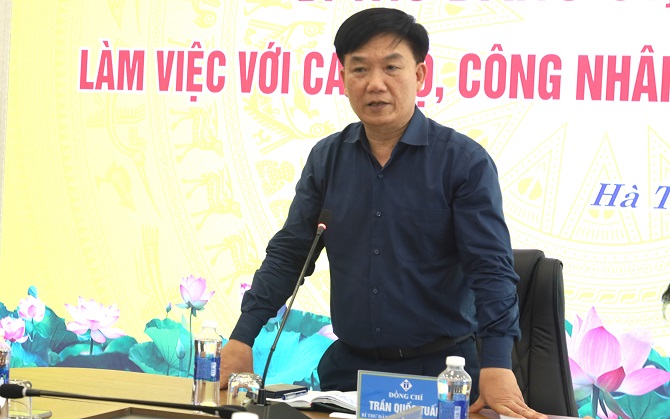 Đ/c Trần Quốc Tuấn - Bí thư Đảng ủy, Giám đốc công ty chỉ đạo làm việc cùng các phòng ban