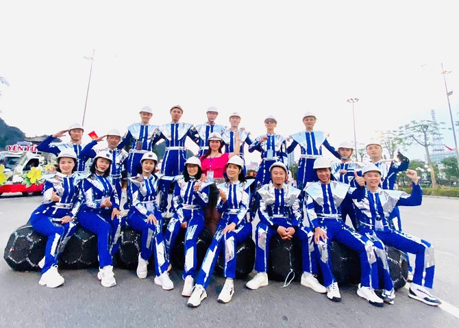 Lực lượng cán bộ công nhân Than Hà Tu tham gia diễu hành và biểu diễn tại Carnaval Hạ Long năm 2026