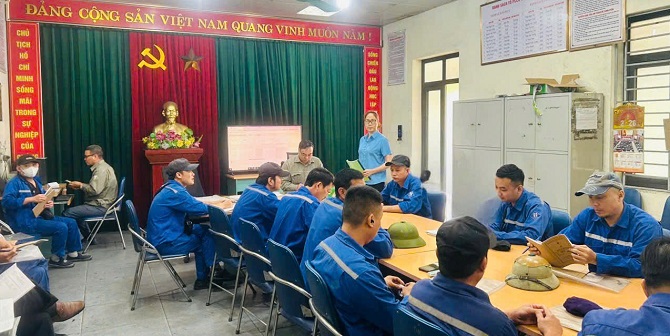 Đ/c Nguyễn Thị Chinh tham gia họp công tác chuyên môn tại đơn vị