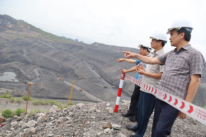 Chủ tịch Công đoàn TKV Lê Thanh Xuân và đoàn công tác kiểm tra sản xuất, thực hiện công tác AT-VSLĐ tại khai trường Bắc Bàng Danh Công ty than Hà Tu