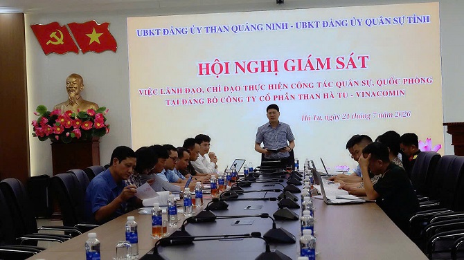 Đồng chí Hoàng Trọng Hiệp, Ủy viên Ban Thường vụ, Chủ nhiệm Ủy ban Kiểm tra Đảng ủy Than Quảng Ninh, Trưởng đoàn giám sát phát biểu tại Hội nghị