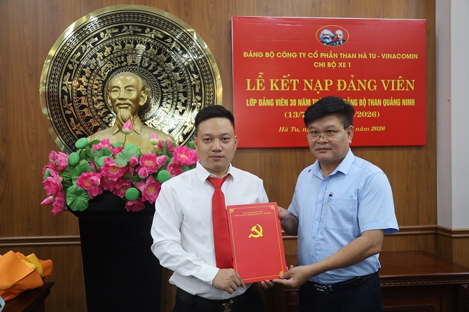Lễ kết nạp đảng viên tại Chi bộ Xe 1