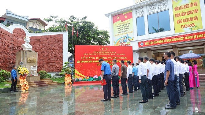 Đại biểu dự Lễ dâng hương tượng đài đồng chí Vũ Văn Hiếu - Bí thư đặc khu ủy đầu tiên của khu mỏ Quảng Ninh