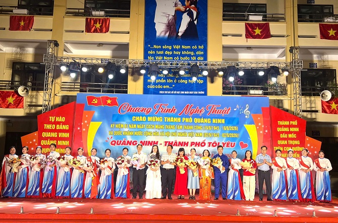 Ban tổ chức tặng hoa chúc mừng các đơn vị về tham gia chương trình nghệ thuật " Quảng Ninh - Thành phố tôi yêu"