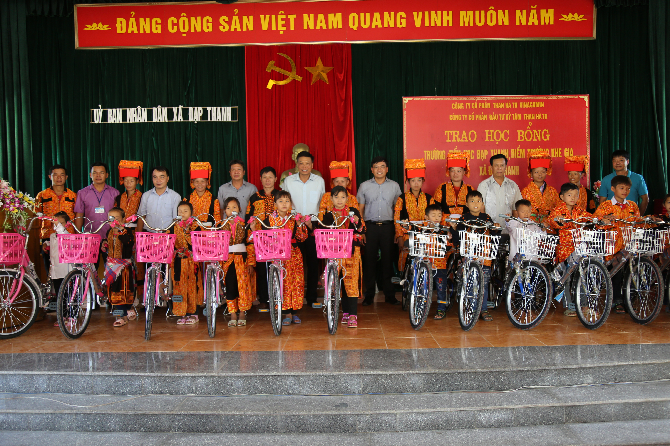 Công ty CP Than Hà Tu trao xe đạp cho các em học sinh Trường tiểu học Đạp Thanh - Huyện Ba Chẽ
