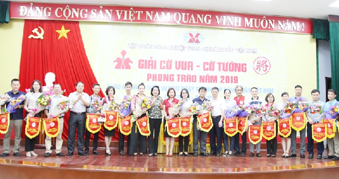 Ban Tổ chức tặng cờ lưu niệm cho các đoàn tham dự Giải