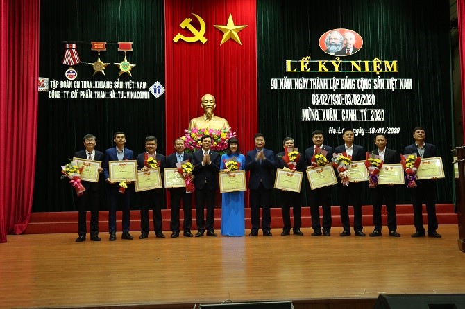 Đại diện các tập thể nhận khen thưởng Cuộc thi viết tìm hiểu lịch sử “90 năm - Vinh quang Đảng Cộng sản Việt Nam” tại Lễ kỷ niệm 90 năm ngày thành lập Đảng Cộng sản Việt Nam