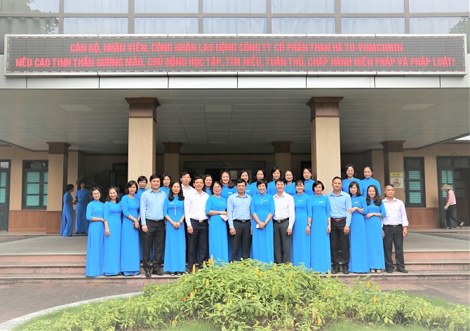 Nữ CBCNVLĐ Công ty CP Than Hà Tu hưởng ứng hoạt động “Áo dài – Di sản văn hóa Việt Nam năm 2020