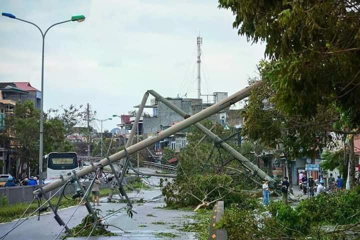 Hệ thống cột điện ở TP. Cẩm Phả bị gẫy đổ, hư hỏng nặng do bão số 3