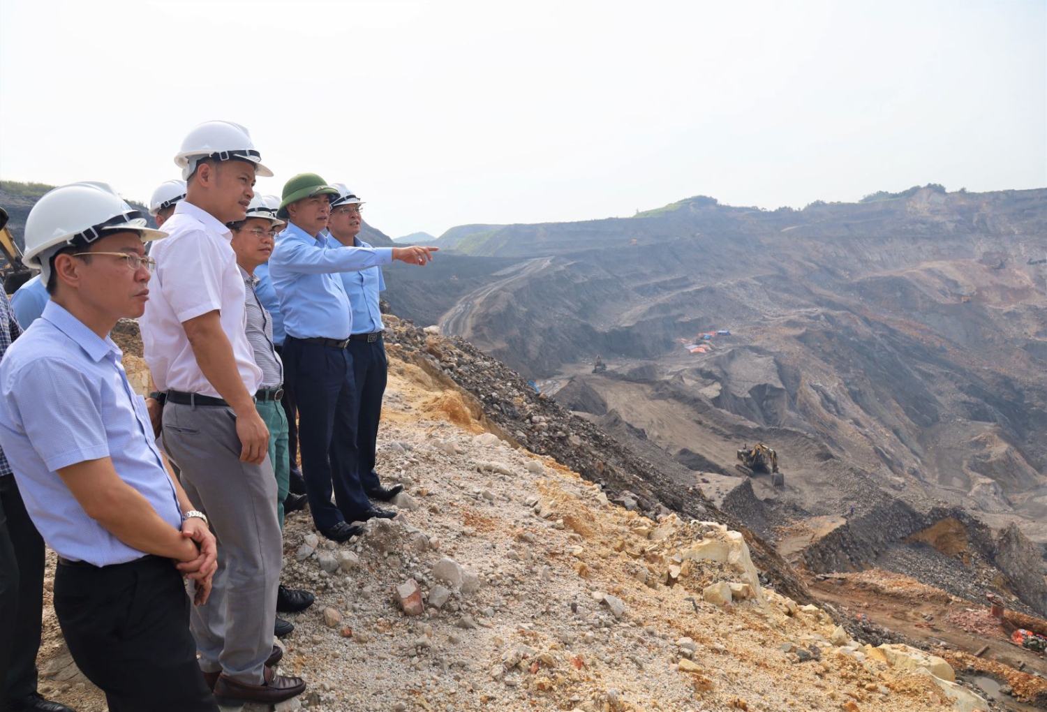 Phó Tổng giám đốc Tập đoàn Vũ Anh Tuấn kiểm tra sản xuất, chỉ đạo tháo gỡ khó khăn cho Công ty CP Than Hà Tu - Vinacomin